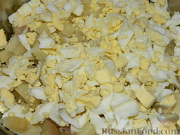 Салат с курицей и фасолью «Каприз»: Яйца охладите, залив холодной водой, очистите, порубите, добавьте в салат.