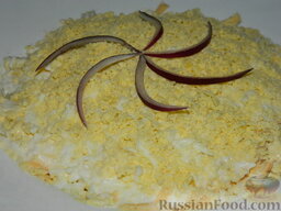 Салат с яблоками "О-ля-ля": Украсьте салат тертым на мелкой терке желтком.  Салат 