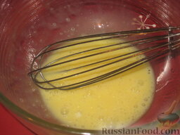 Оладьи на молоке с изюмом: Как приготовить оладьи на молоке:    Яйца выпустить в миску, чуточку взбить.