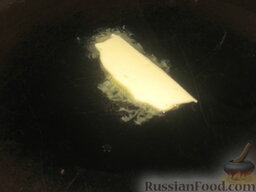 Оладьи на молоке с изюмом: На сковороде разогреть растительное масло вместе со сливочным.