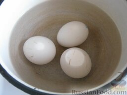Салат "Херсонский" с языком: Отварить куриные яйца вкрутую. Охладить и очистить.