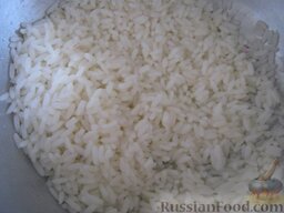 Салат "Херсонский" с языком: Рис залить холодной водой и отварить до готовности 15-20 минут. Откинуть на дуршлаг.