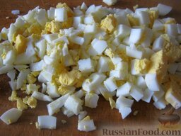 Салат "Херсонский" с языком: Яйца нарезать кубиками.
