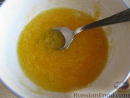 Сырники под сливочным соусом: Сделать соус, для этого взбить в миске 1 куриное яйцо. Всыпать сахар и ваниль. Взбить.
