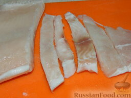 Картофельная запеканка с рыбой: Как приготовить запеканку картофельную с рыбой:    Пангасиус нарезать соломкой толщиной 1,5 см.