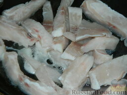 Картофельная запеканка с рыбой: В сковороде разогреть растительное масло, обжарить на нем рыбу до изменения цвета.
