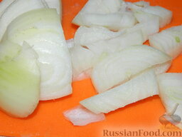 Картофельная запеканка с рыбой: Нарезать полукольцами лук, добавить в сковороду к рыбе. Тушить вместе 5 минут.