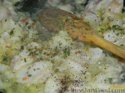 Картофельная запеканка с рыбой: Посолить, поперчить рыбу, добавить специи по вкусу.