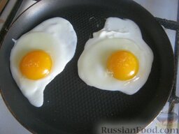 Рубленый бифштекс с яйцом: Готовый бифштекс подавать с поджаренным яйцом.