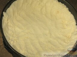 Пирог "Белорусский": 2/3 общей массы теста высыпаем в разъемную форму, делаем бортики, выкладываем всю начинку.