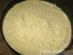 Пирог "Белорусский": На начинку – остальную часть теста. Разравниваем лопаткой.  Ставим в разогретую до 180-190 градусов духовку на 1 час.  Остывший песочный пирог с творогом на 1-2 часа поставить в холодильник, а потом порезать на кусочки.