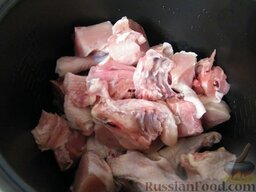 "Гульчехра" или курица в сметанном соусе, адаптированная под мультиварку: Как приготовить курицу в сметанном соусе:    Растительное масло и порезанную на кусочки курицу сложила в кастрюльку.