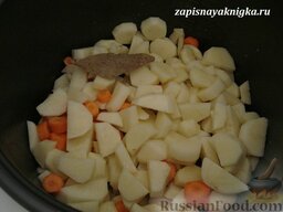Курица с картофелем (рецепт для мультиварки): В образовавшийся сок от курицы сложить порезанную ломтиками картошку, порезанную кружочками морковь, лавровый лист, 1 раздавленный зубчик чеснока. Посолить, приправить по желанию специями.