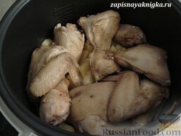 Курица с картофелем (рецепт для мультиварки): Сверху выложить кусочки курицы, посолить. Долить 0,5 мультистакана воды.   Выбрать режим 