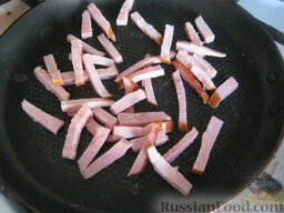 Пикантные оладьи: Как приготовить оладьи с мясом и сыром:    Нарезать соломкой грудинку или бекон.  Обжарить на сухой тефлоновой сковороде, помешивая, 2-3 минуты.