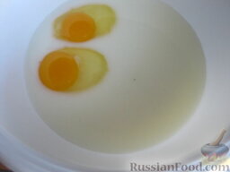 Пикантные оладьи: В глубокую миску влить молоко, добавить яйца.