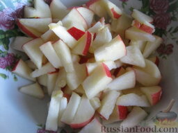 Салат с мясом и фруктами "Катрин": Яблоко помыть, вырезать сердцевину, нарезать кусочками. Сразу сбрызнуть небольшим количеством лимонного сока, чтобы яблоко не потемнело.
