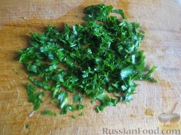 Салат с мясом и фруктами "Катрин": Зелень помыть и мелко нарезать.