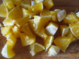 Салат с мясом и фруктами "Катрин": Апельсин очистить от кожуры, нарезать небольшими кусочками.
