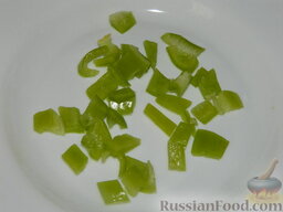 Салат с сухариками "Холостяцкая радость": Как приготовить салат с сухариками:    Перец нарезать кубиками.
