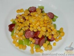 Салат с сухариками "Холостяцкая радость": Открыть кукурузу, слить жидкость, добавить зерна в салат.