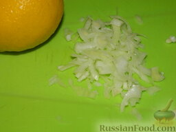 Салат с сухариками "Холостяцкая радость": Лук тонко нарезать, полить лимонным соком.