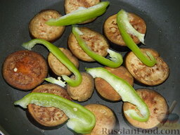 Простое овощное рагу с курицей: Нарезать соломкой очищенный от семян перец.