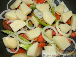 Простое овощное рагу с курицей: Картофель очистить и нарезать кусочками. Все посолить.