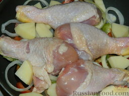 Простое овощное рагу с курицей: Курицу помыть, разрубить на куски (если целая), выложить поверх овощей.