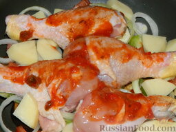 Простое овощное рагу с курицей: Курицу посолить, посыпать чесноком и смазать аджикой.