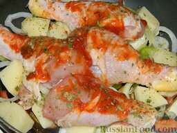 Простое овощное рагу с курицей: Посыпать рагу зеленью, полить растительным маслом и отправить в разогретую до 170-180 градусов духовку на 30-40 минут.