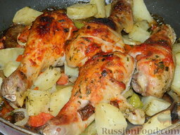 Простое овощное рагу с курицей: Если корочка начнет подгорать, накройте сверху фольгой.