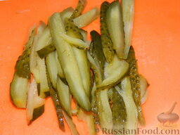 Салат с ветчиной "Черноглазая красавица": Как приготовить салат с ветчиной и сухариками:    Огурцы нарезать соломкой.