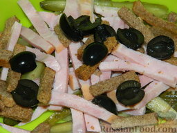 Салат с ветчиной "Черноглазая красавица": Маслины разрезать пополам и добавить в салат.