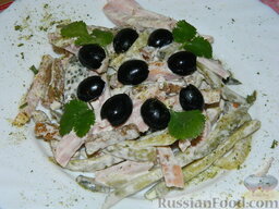 Салат с ветчиной "Черноглазая красавица": Салат с ветчиной и сухариками готов. Приятного аппетита!