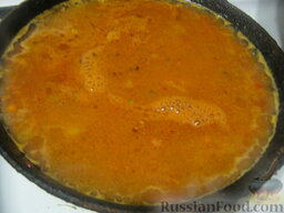Хек, тушенный в томатном соусе: Налить воду, добавить по рецепту: сахар, уксус, перец и лавровый лист. Вскипятить.