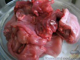 Кролик в сметанно-чесночном соусе: Как приготовить кролика в сметанном соусе:    Разделать кроличью тушку на небольшие куски. Помыть и осушить. Посолить и поперчить. Перемешать.