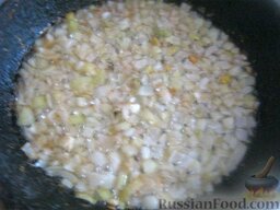 Кролик в сметанно-чесночном соусе: В сковороду выложить лук, обжарить, помешивая, до золотистого цвета 2-3 минуты.