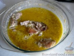 Кролик в сметанно-чесночном соусе: Вылить в сковороду примерно 2 стакана холодной кипяченой воды, перемешать. Залить мясо. Тушить на медленном огне до готовности 30-40 минут.