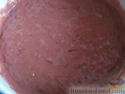 Печеночные оладьи под сметанным соусом: Посолить и поперчить, добавить яйцо и муку. Можно добавить ложку сметаны или майонеза. Хорошо перемешать.