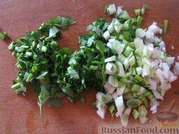 Печеночные оладьи под сметанным соусом: Сделать соус для печеночных оладий, для этого помыть зеленый лук и зелень, мелко нарезать.