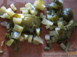 Печеночные оладьи под сметанным соусом: Огурцы маринованные нарезать кубиками.