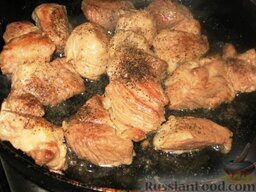 Гювеч болгарский: Как приготовить гювеч:    Мясо режем крупными кусками и обжариваем в сковороде до румяности на половине масла. Солим и перчим черным перцем. Выкладываем мясо на тарелку.