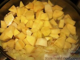 Гювеч болгарский: Картофель режем крупными кубиками, лук режем крупными четвертькольцами.   Добавляем в сковороду оставшееся масло и пассеруем на нем лук до прозрачности.   Потом добавляем картофель. Минут 10, мешая, обжариваем картофель.