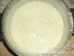 Открытый пирог с помидорами: Сыр, лучше пармезан (за неимением - другой твердый сыр), натираем на терке и смешиваем с соусом.