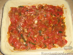 Открытый пирог с помидорами: Выкладываем начинку для открытого пирога - сначала помидоры.