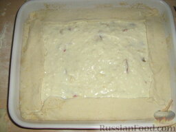Открытый пирог с помидорами: Затем соус. Закрываем краешки.   Помещаем открытый пирог в духовку, разогретую до 180 градусов, примерно на 30 мин.