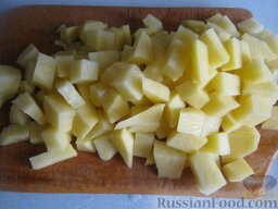 Грибная солянка с капустой: Как приготовить грибную солянку:    Картофель очистить, помыть и нарезать мелкими кубиками.