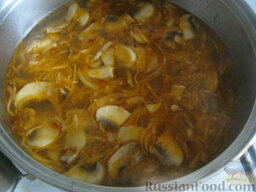 Грибная солянка с капустой: Выложить в суп все овощи и лавровый лист. Посолить и поперчить по вкусу. Добавить сахар (по желанию). Тушить 10 минут под крышкой.