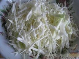 Грибная солянка с капустой: Нашинковать капусту.